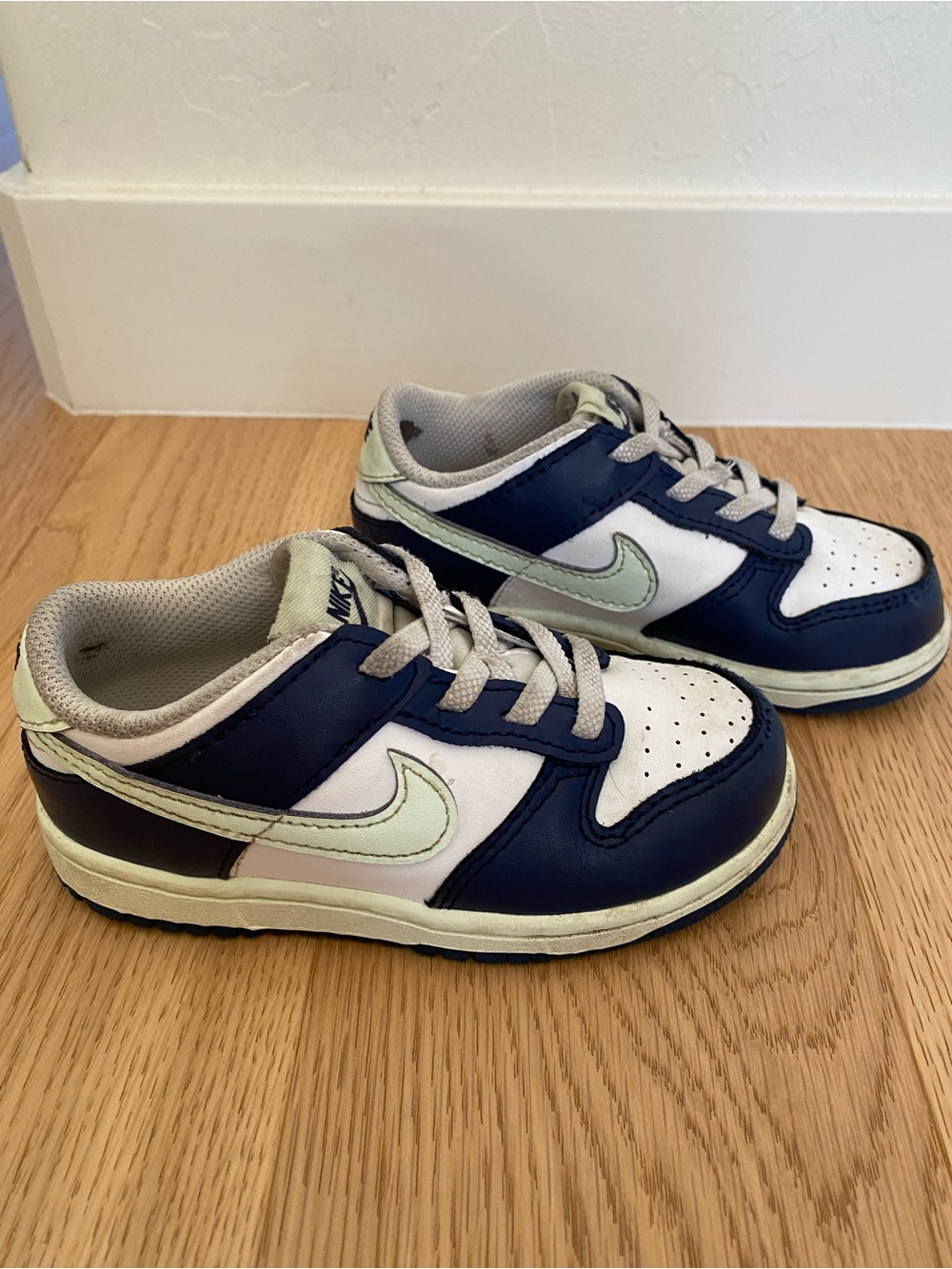 Nike Kids Navy, White & Light Mint Low-Top Sneakers